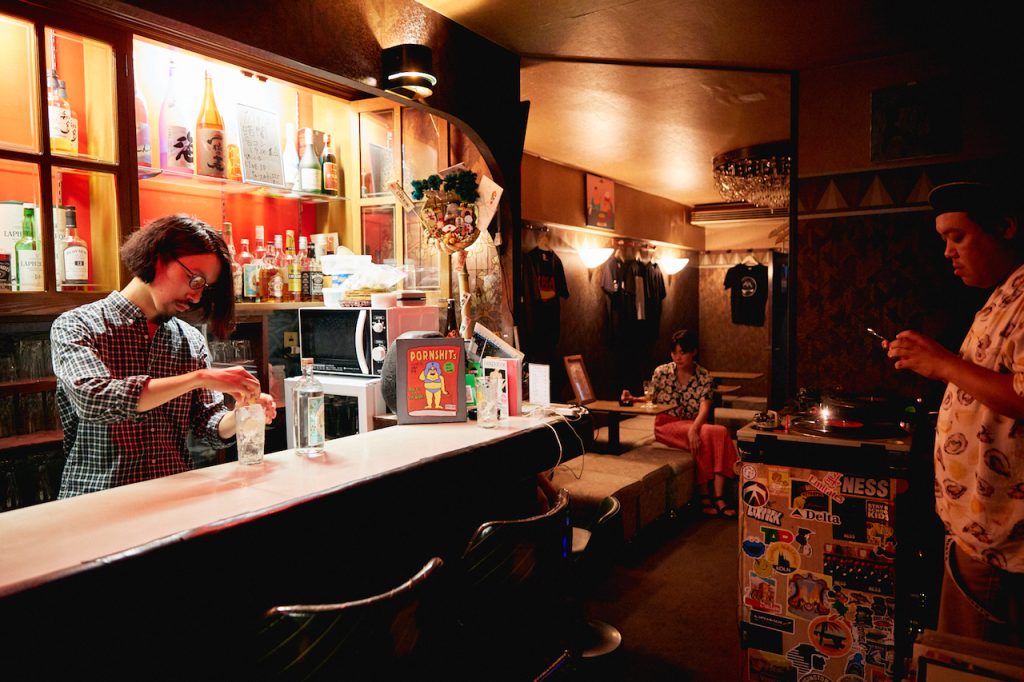 「渋谷でしかできない101のこと」第12版にて、百軒店エリアを紹介。バー ながさき、うどん酒場萬斎など昭和レトロなベニューが紹介されている。