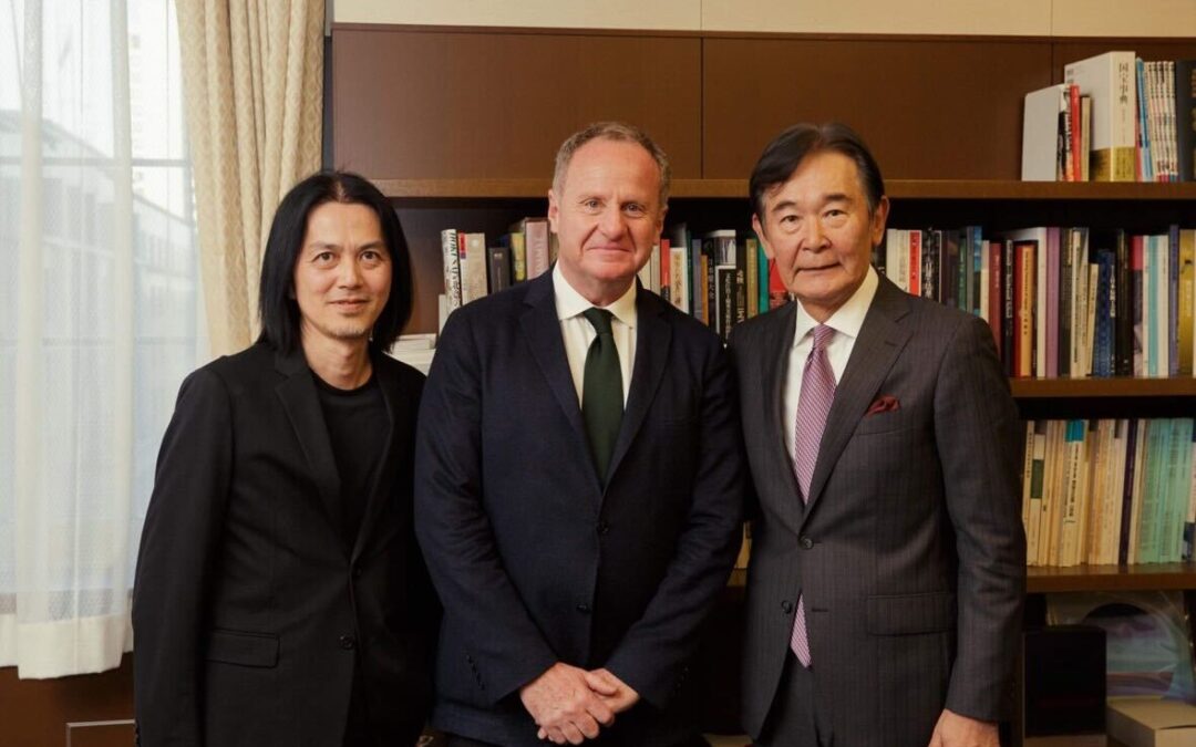 Saffron Brand Consultantsの共同創業者CEOのジェイコブ・ベンブナン​​氏が文化庁長官の都倉俊一氏を訪問し、日本の文化資源の世界展開について対談